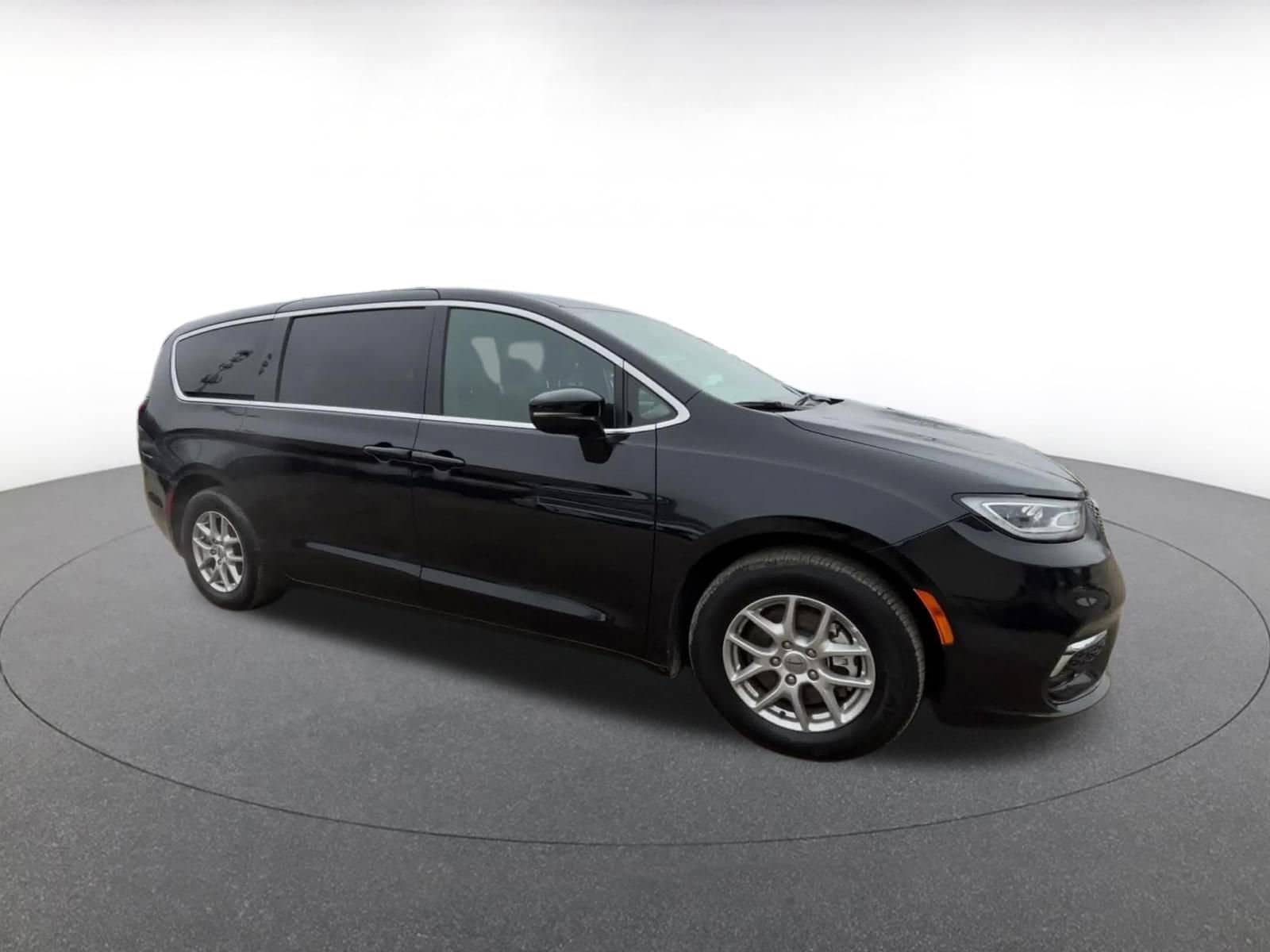 Thumbnail: 2025 Chrysler Pacifica - 2