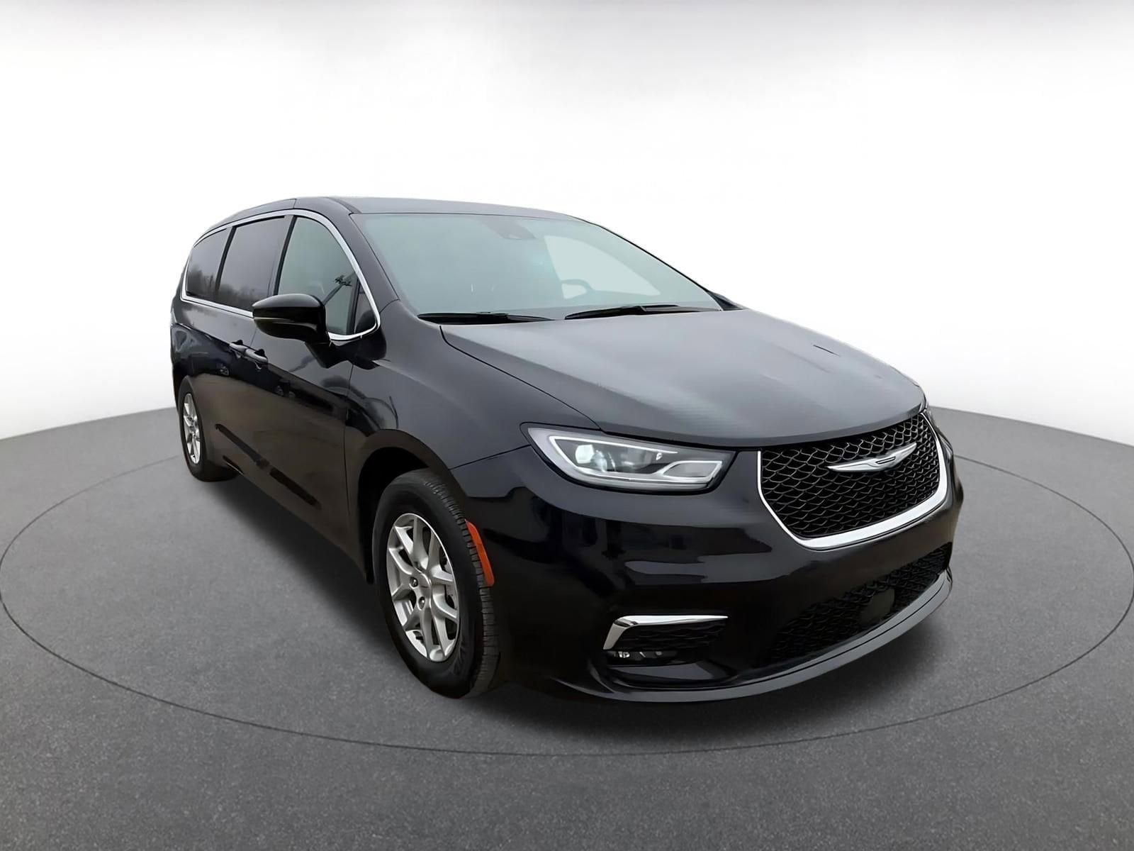 Thumbnail: 2025 Chrysler Pacifica - 3