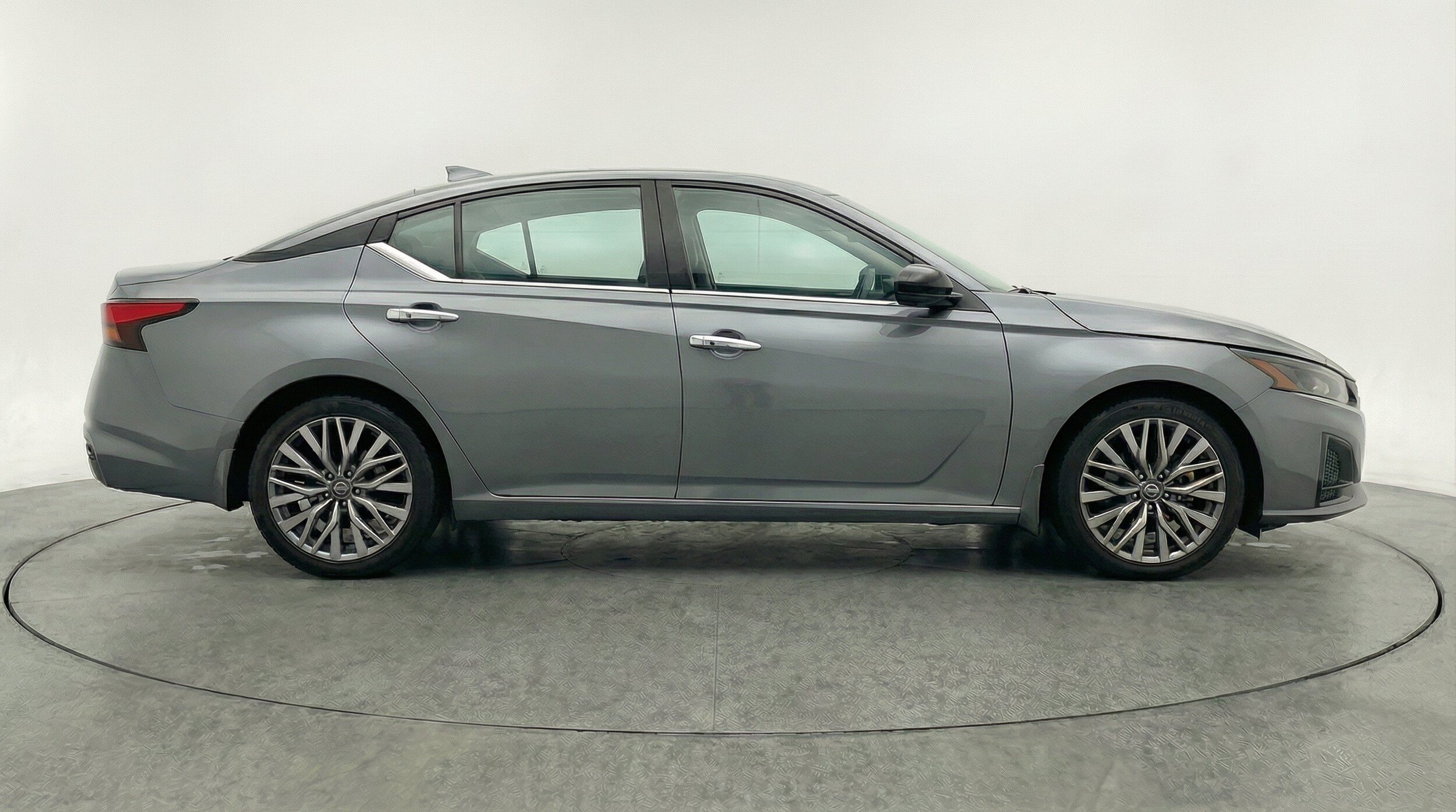 2025 Nissan Altima SV - Photo 9