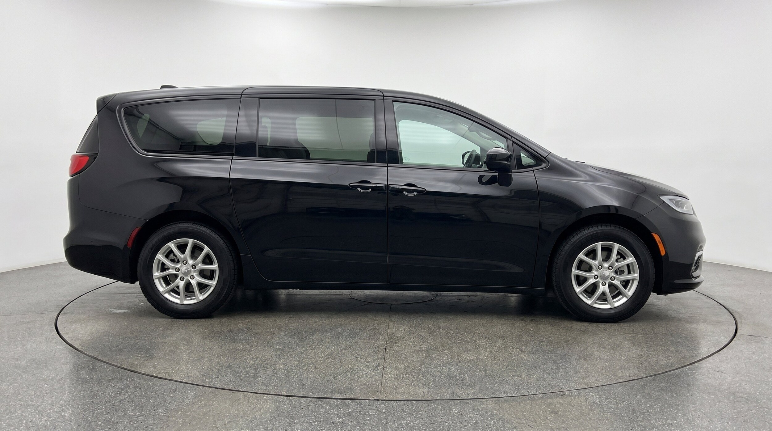 Thumbnail: 2024 Chrysler Voyager - 11