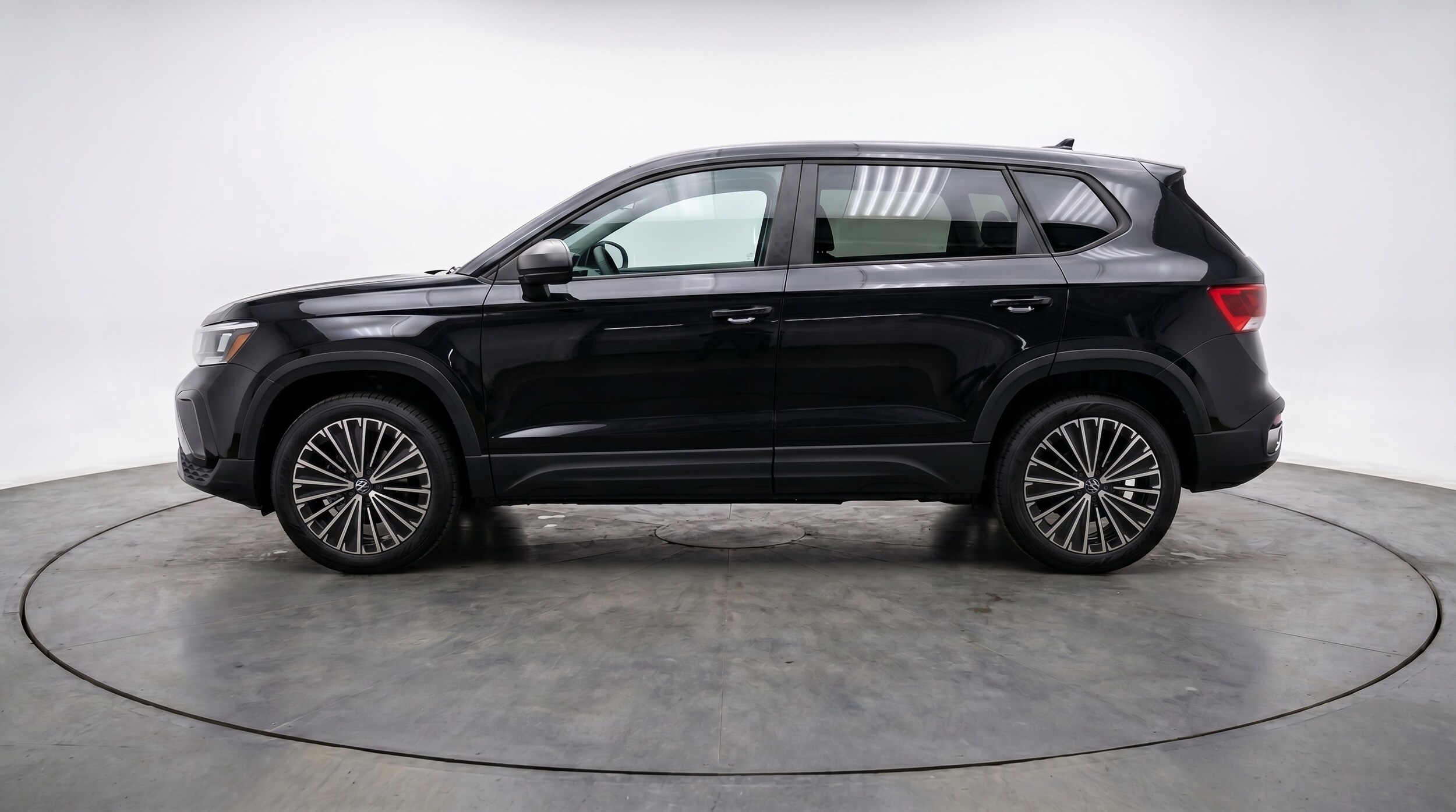 Thumbnail: 2025 Volkswagen Taos - 4