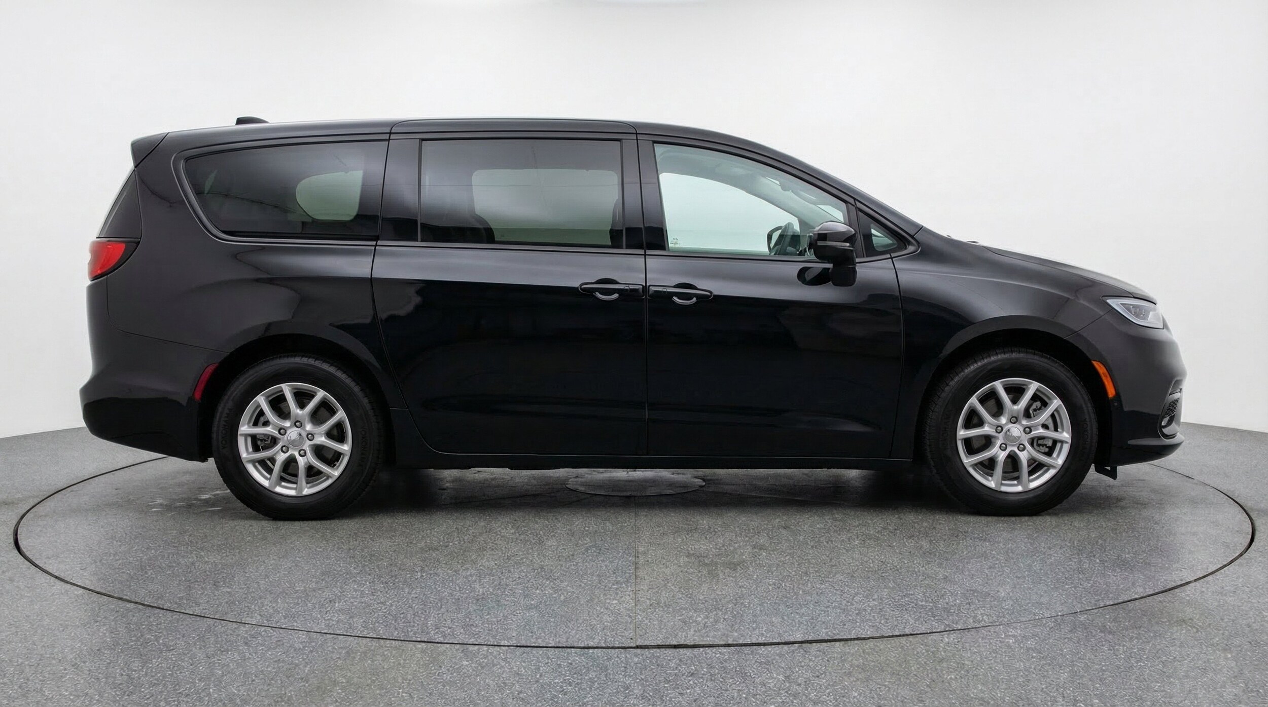 Thumbnail: 2024 Chrysler Voyager - 10
