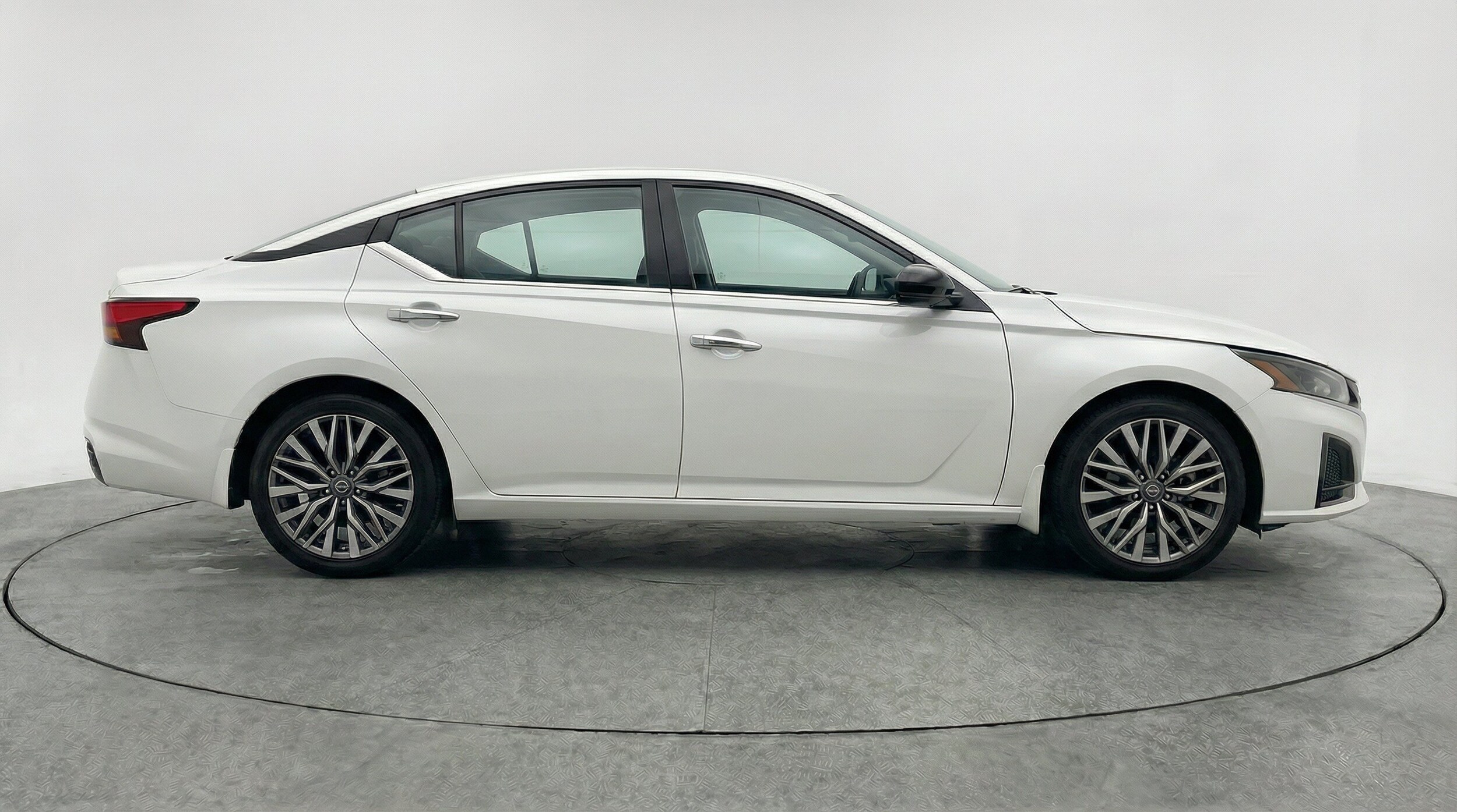 2025 Nissan Altima SV - Photo 10