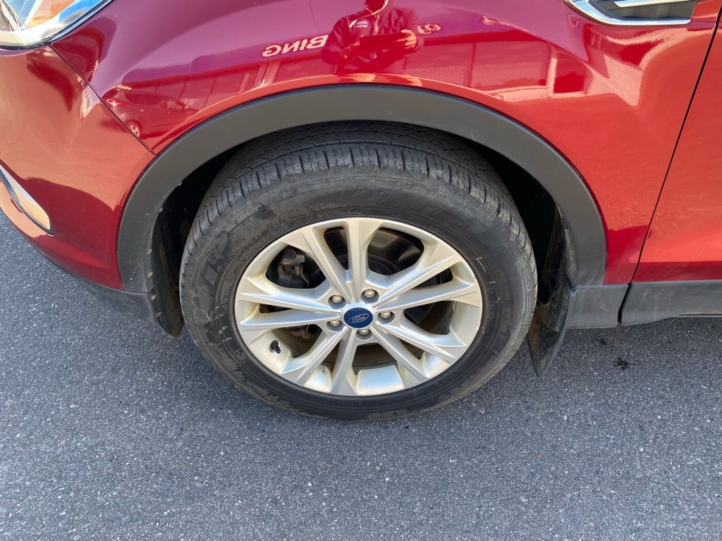 Used 2019 Ford Escape SE with VIN 1FMCU9GD0KUA93110 for sale in Hibbing, Minnesota
