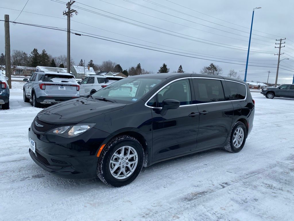 2022 Chrysler Voyager LX Minivan/Van's photo