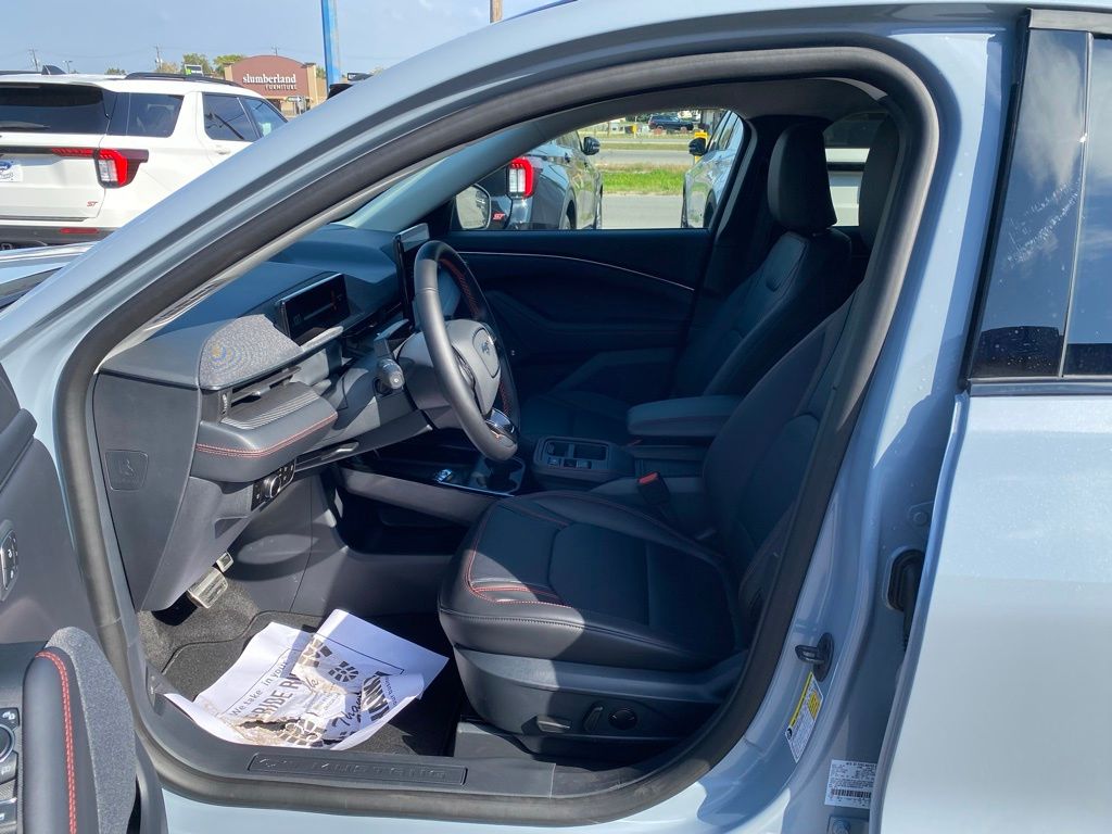 2025 Ford Mustang Mach-E Premium - Photo 18