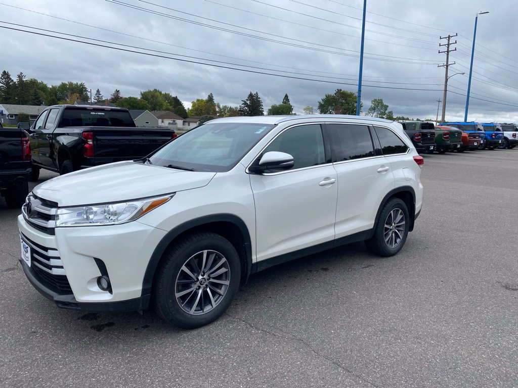 Used 2019 Toyota Highlander XLE with VIN 5TDJZRFH9KS578867 for sale in Hibbing, Minnesota