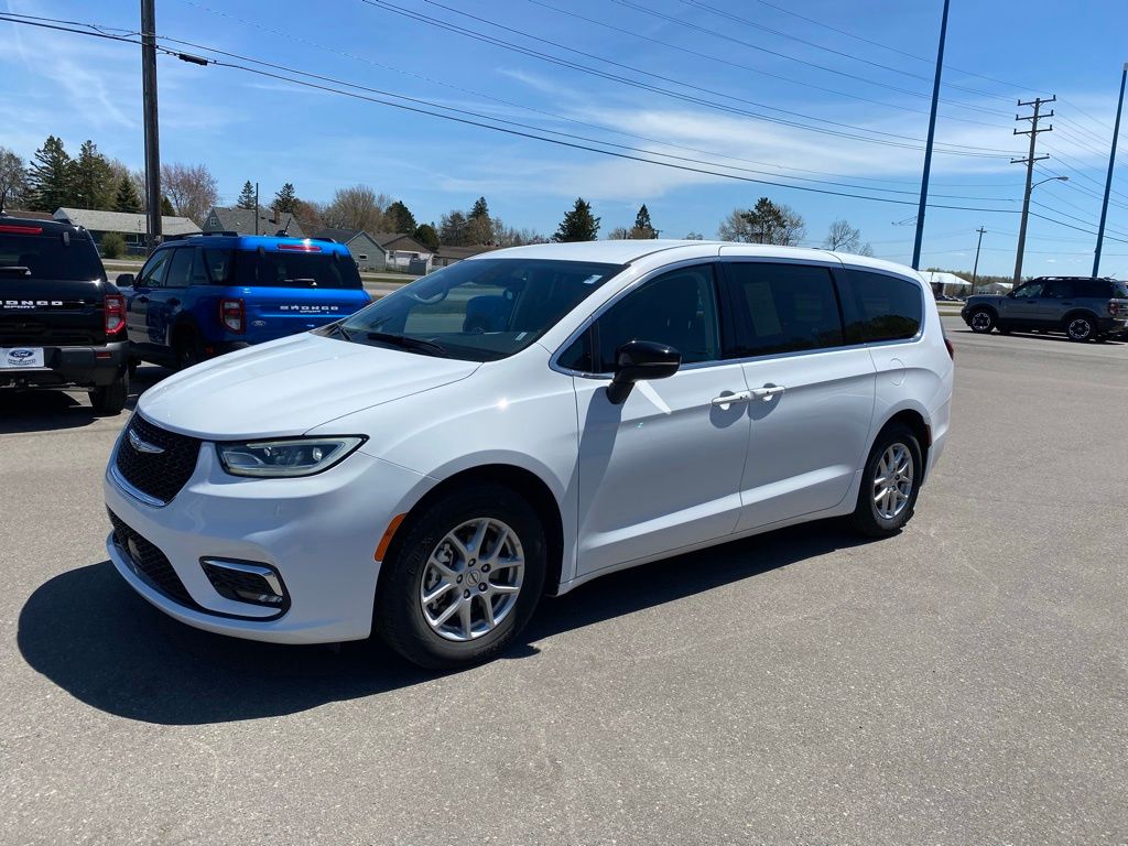 2024 Chrysler Pacifica Touring L's photo