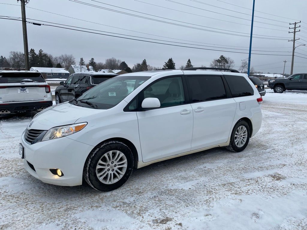 2014 Toyota Sienna XLE's photo