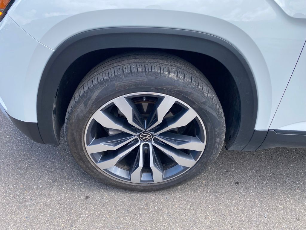 Used 2022 Volkswagen Atlas SE w/Tech with VIN 1V2KR2CAXNC565603 for sale in Hibbing, Minnesota