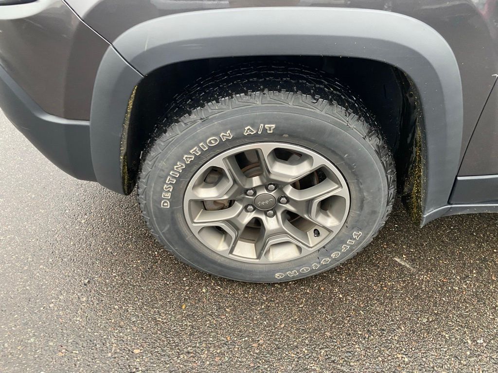 Used 2020 Jeep Cherokee Trailhawk with VIN 1C4PJMBX4LD582632 for sale in Hibbing, Minnesota