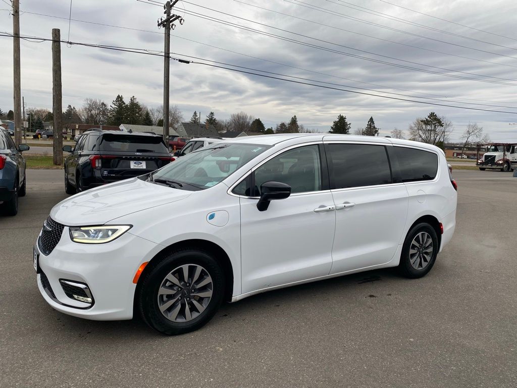2024 Chrysler Pacifica PHEV Select's photo