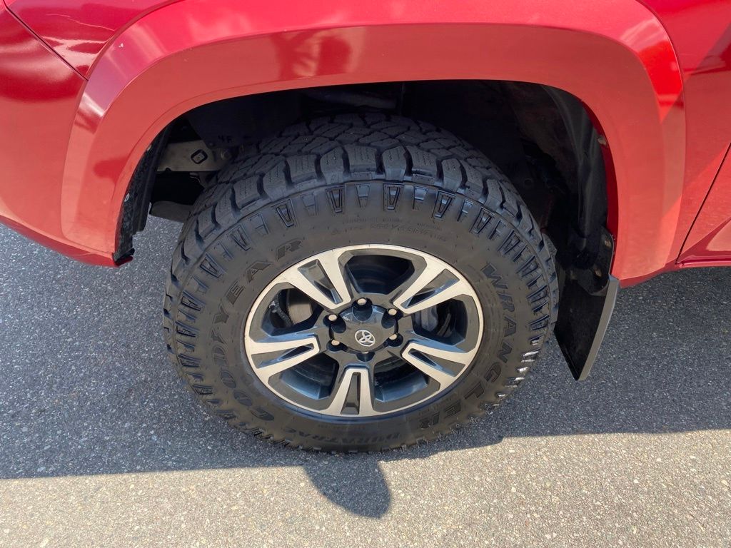 Used 2018 Toyota Tacoma TRD Sport with VIN 3TMCZ5ANXJM177275 for sale in Hibbing, Minnesota
