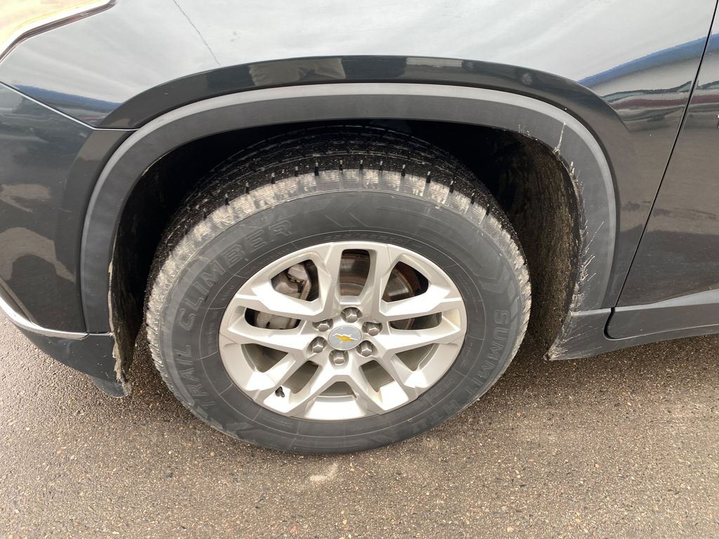 Used 2020 Chevrolet Traverse 1LT with VIN 1GNEVGKW3LJ160929 for sale in Hibbing, Minnesota