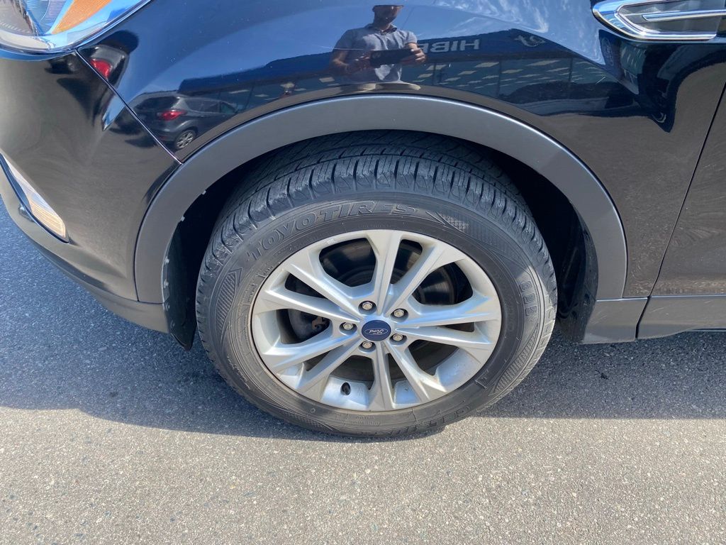 Used 2019 Ford Escape SE with VIN 1FMCU9GD6KUA42811 for sale in Hibbing, Minnesota