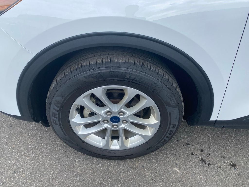 Used 2022 Ford Escape SE with VIN 1FMCU9BZ1NUA61869 for sale in Hibbing, Minnesota