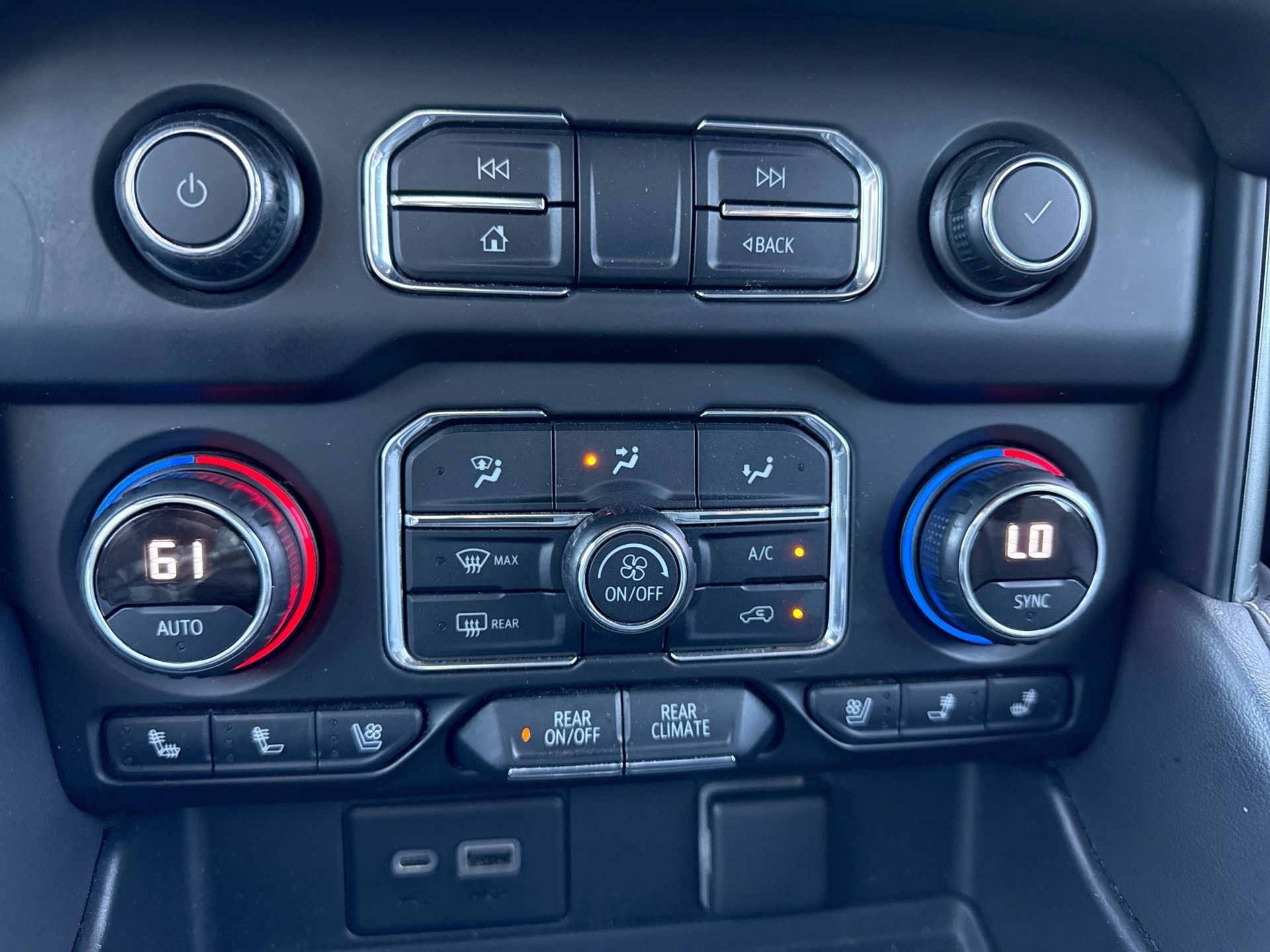 2021 Chevrolet Suburban Premier - Photo 17