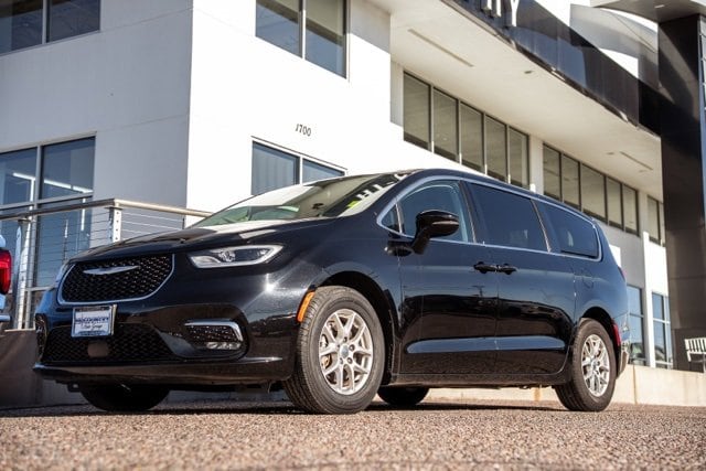 2024 Chrysler Pacifica Touring L's photo