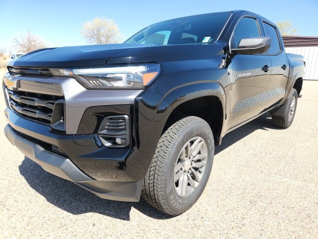2025 Chevrolet Colorado Work Truck LT photo 3