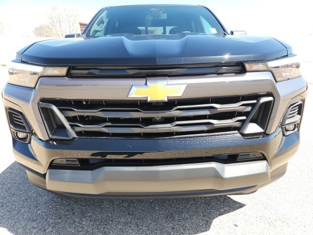 2025 Chevrolet Colorado Work Truck LT photo 2