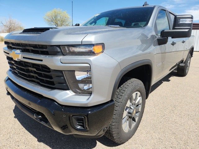 2025 Chevrolet Silverado 2500HD Custom photo 3