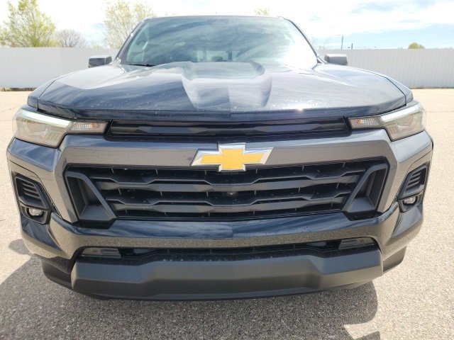 2025 Chevrolet Colorado Work Truck LT photo 2