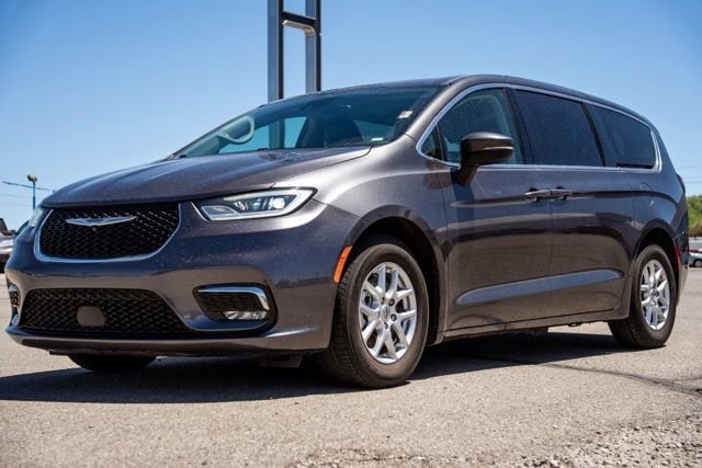 2023 Chrysler Pacifica Touring L's photo