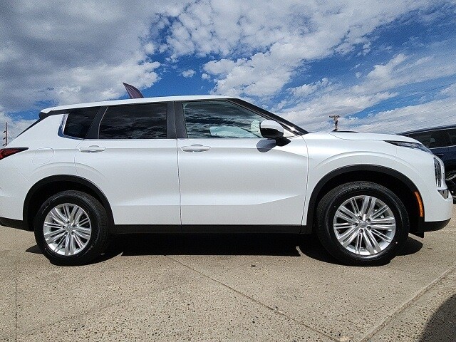 2024 Mitsubishi Outlander ES photo 2