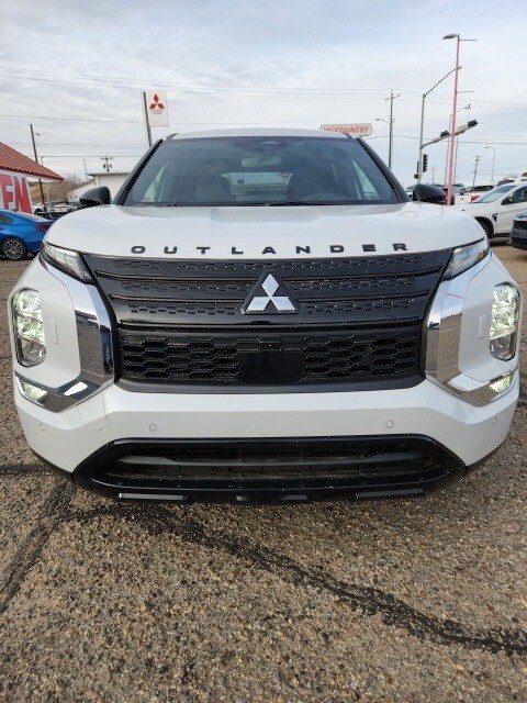 2024 Mitsubishi Outlander SE photo 2