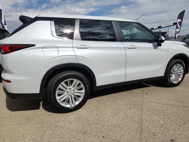 2024 Mitsubishi Outlander ES photo 3