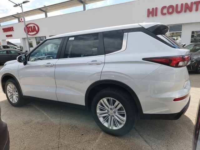2024 Mitsubishi Outlander ES photo 4