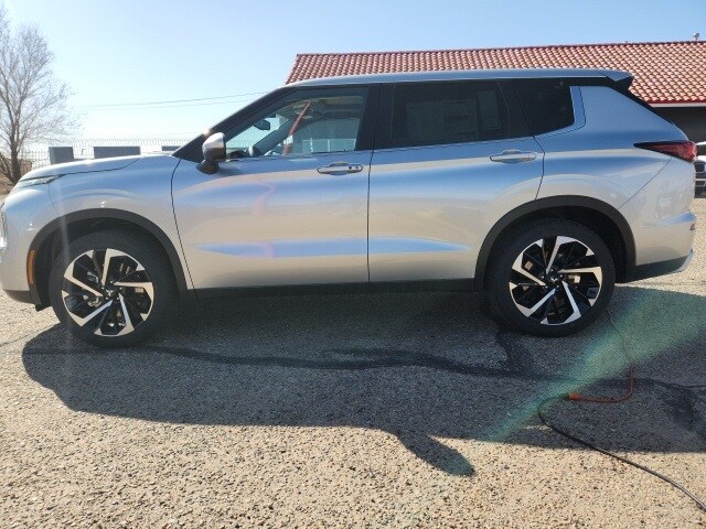 2024 Mitsubishi Outlander SE photo 4