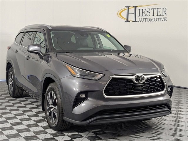 2022 Toyota Highlander XLE photo 2