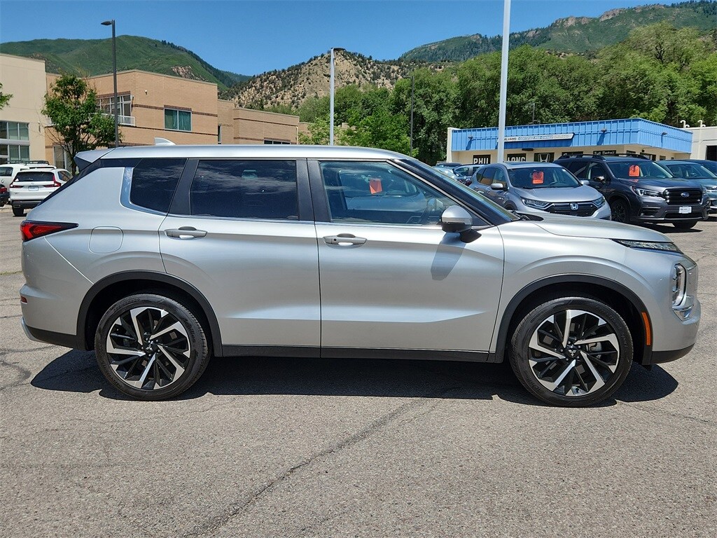 2023 Mitsubishi Outlander SE photo 2