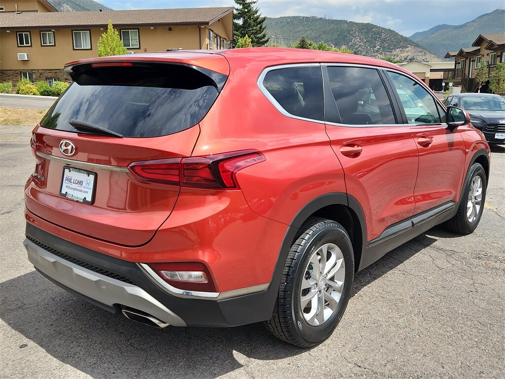 2019 Hyundai Santa Fe SE photo 2