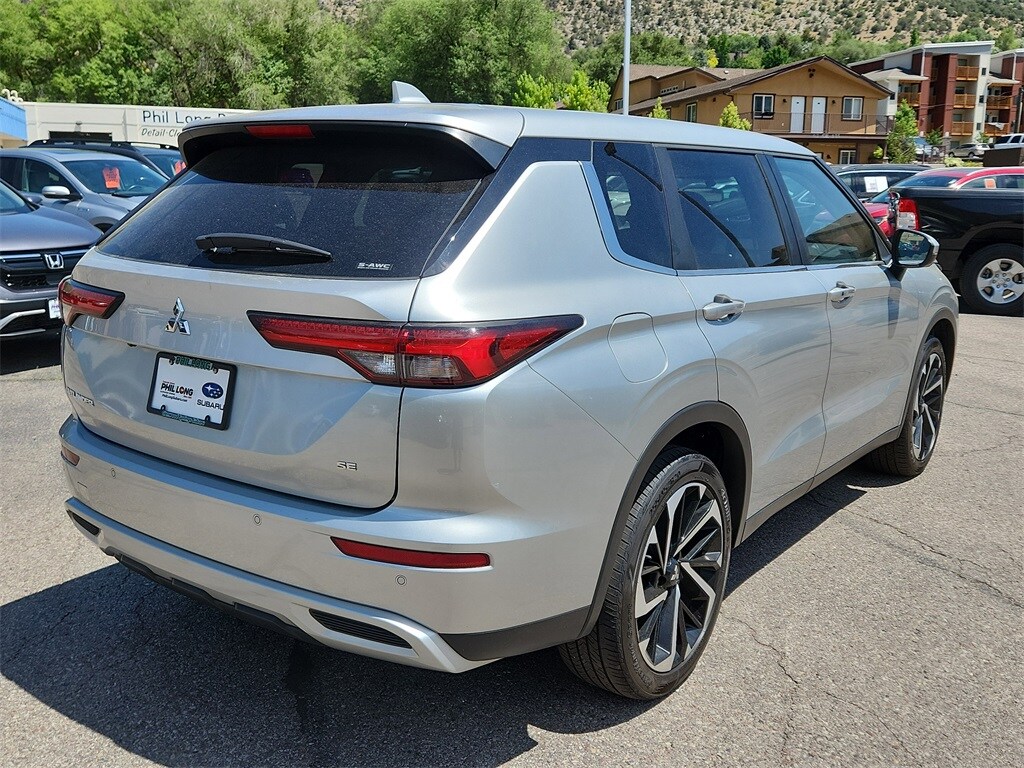 2023 Mitsubishi Outlander SE photo 3