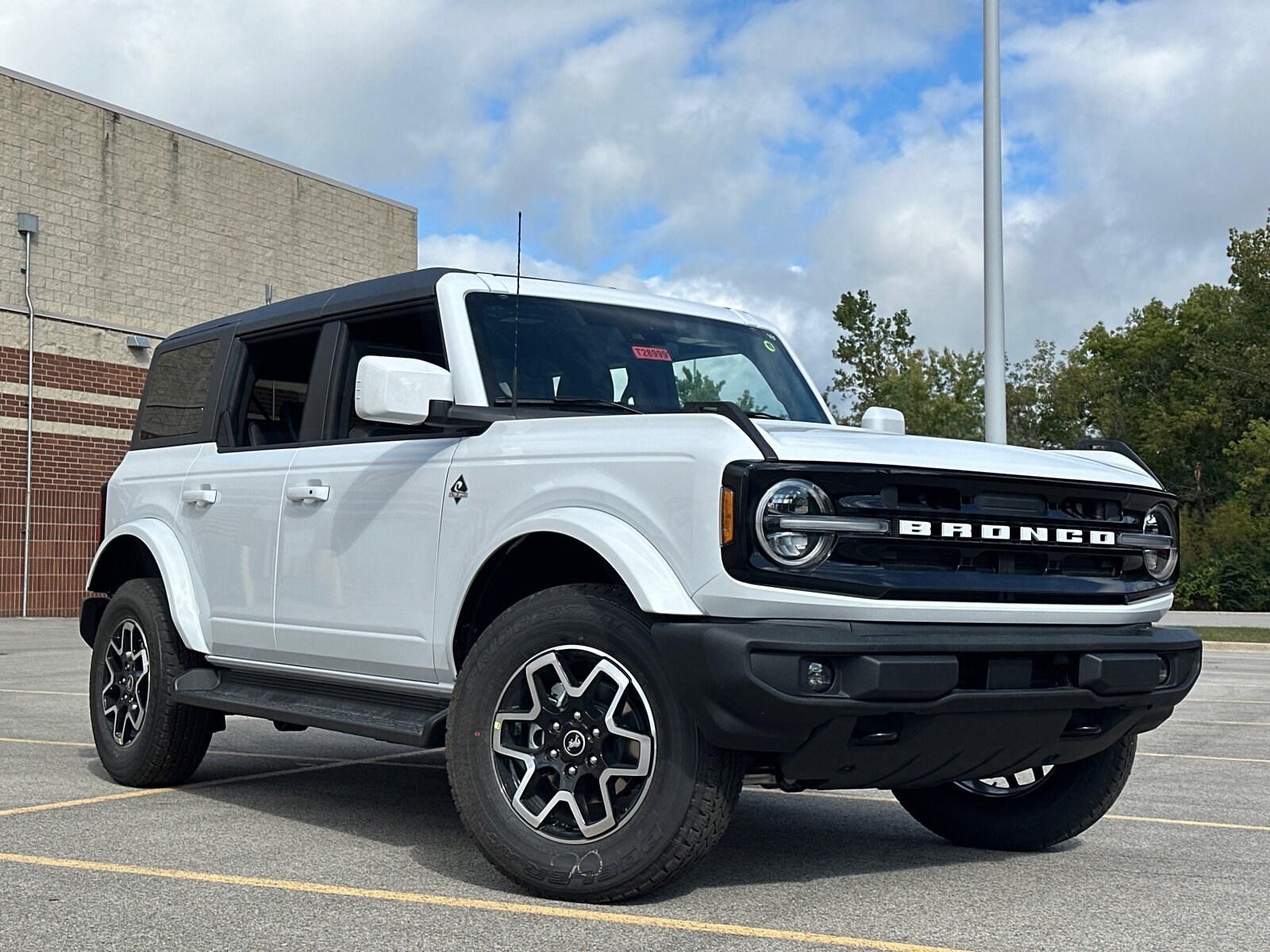 2025 Ford Bronco Outer Banks photo 2