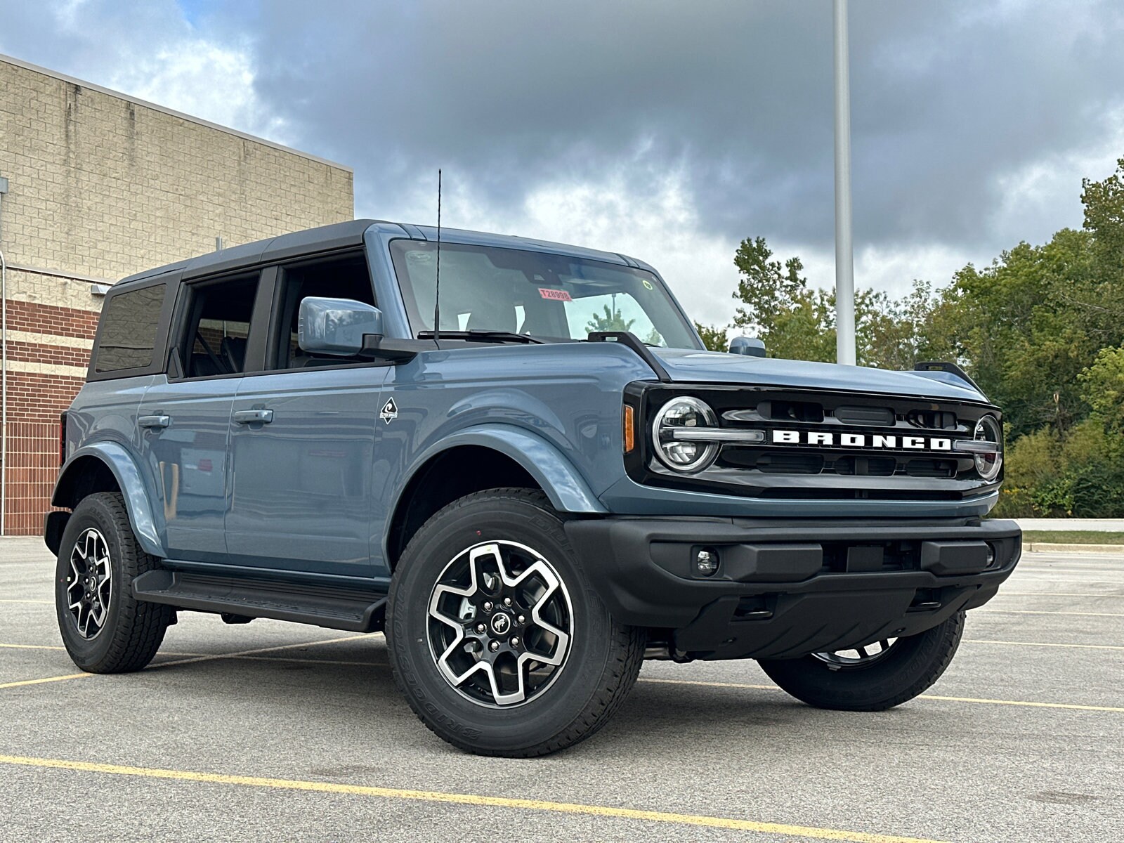 2025 Ford Bronco Outer Banks photo 2