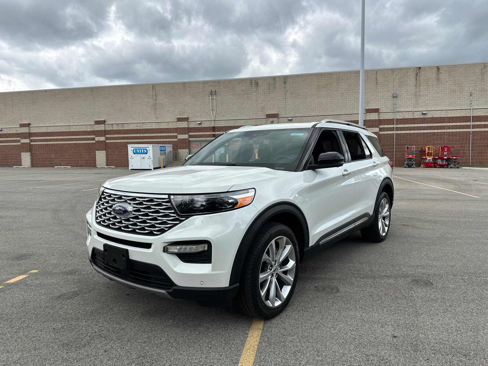 2023 Ford Explorer Platinum photo 2