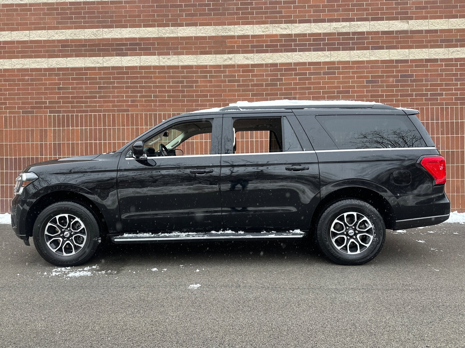 2023 Ford Expedition MAX XLT photo 2