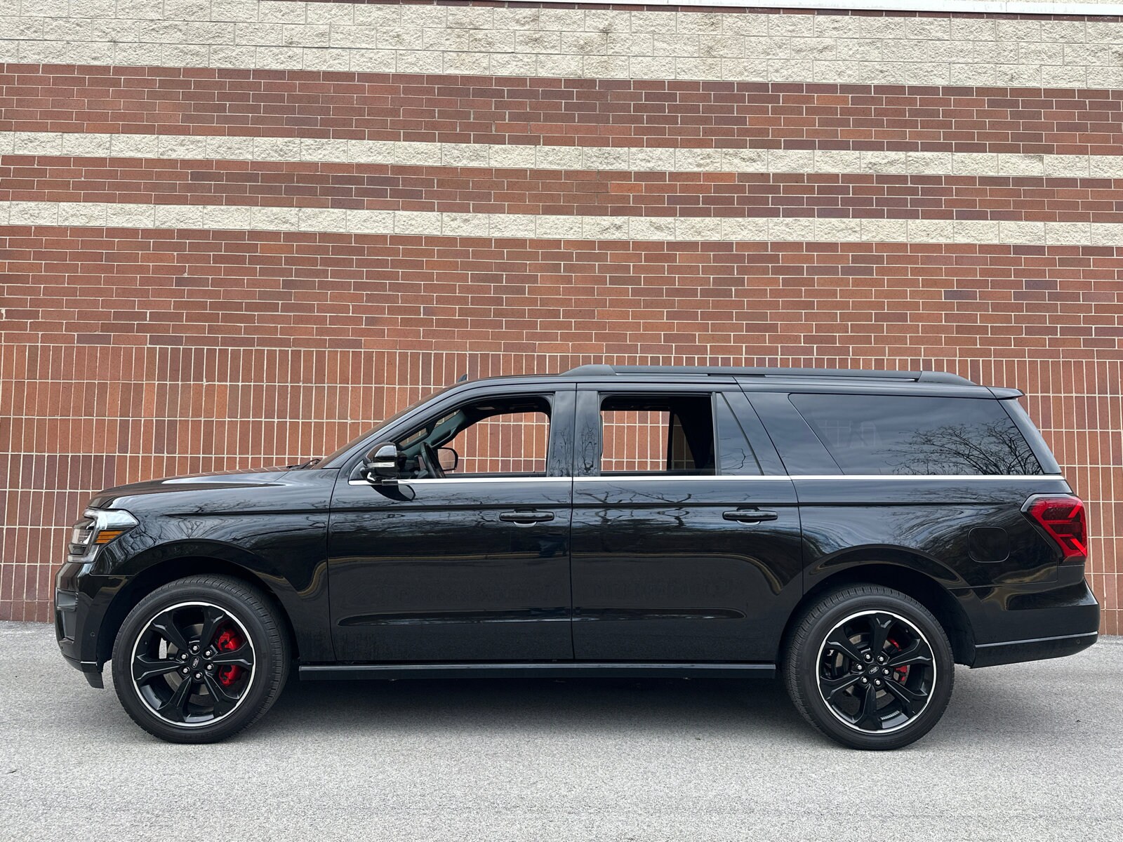 2022 Ford Expedition MAX Limited photo 2