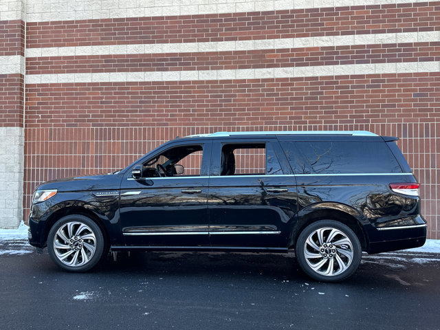 Used 2023 Lincoln Navigator Reserve L with VIN 5LMJJ3LG6PEL02782 for sale in Highland Park, IL