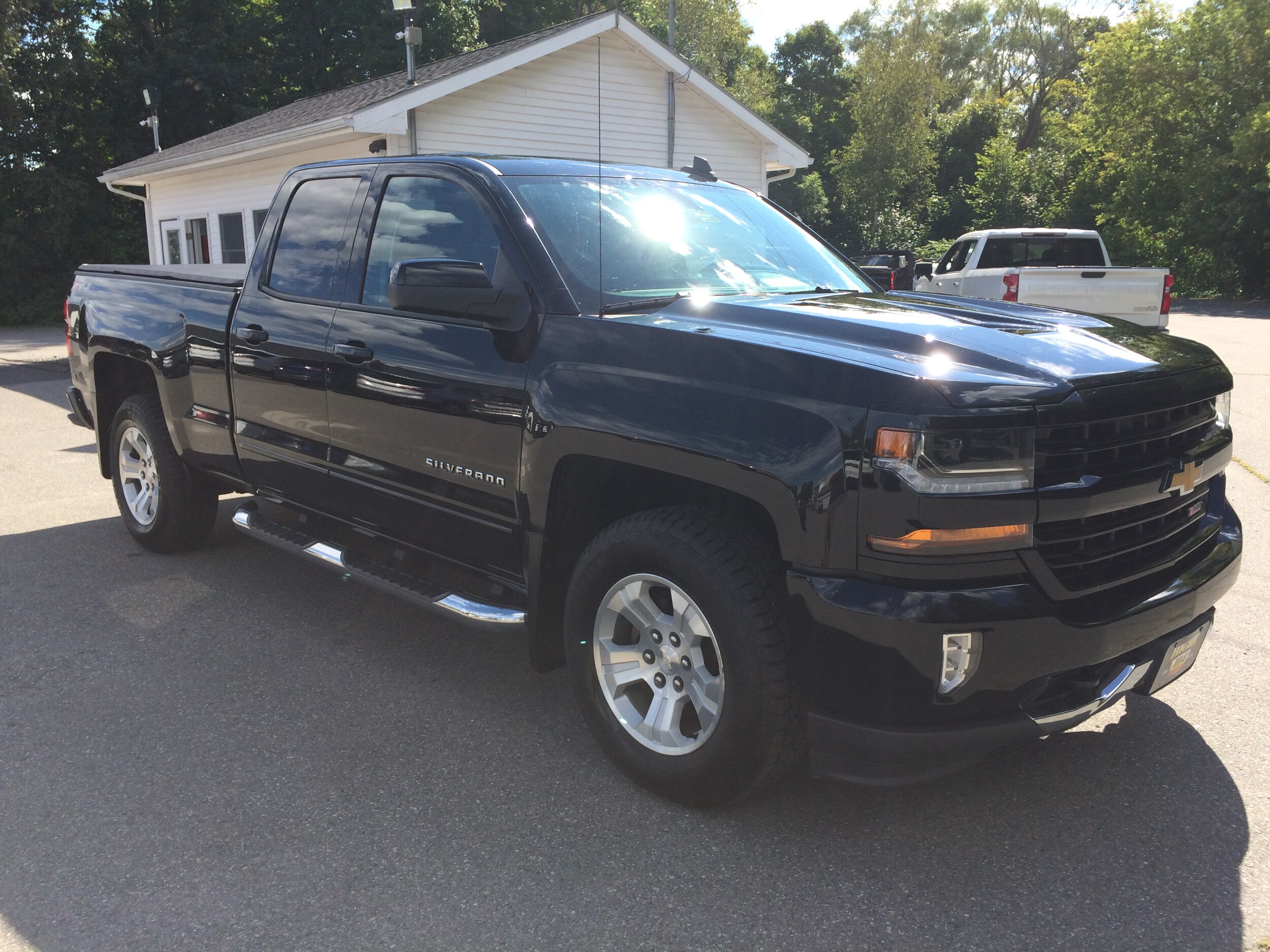 2019 Chevrolet Silverado Z71 photo 3