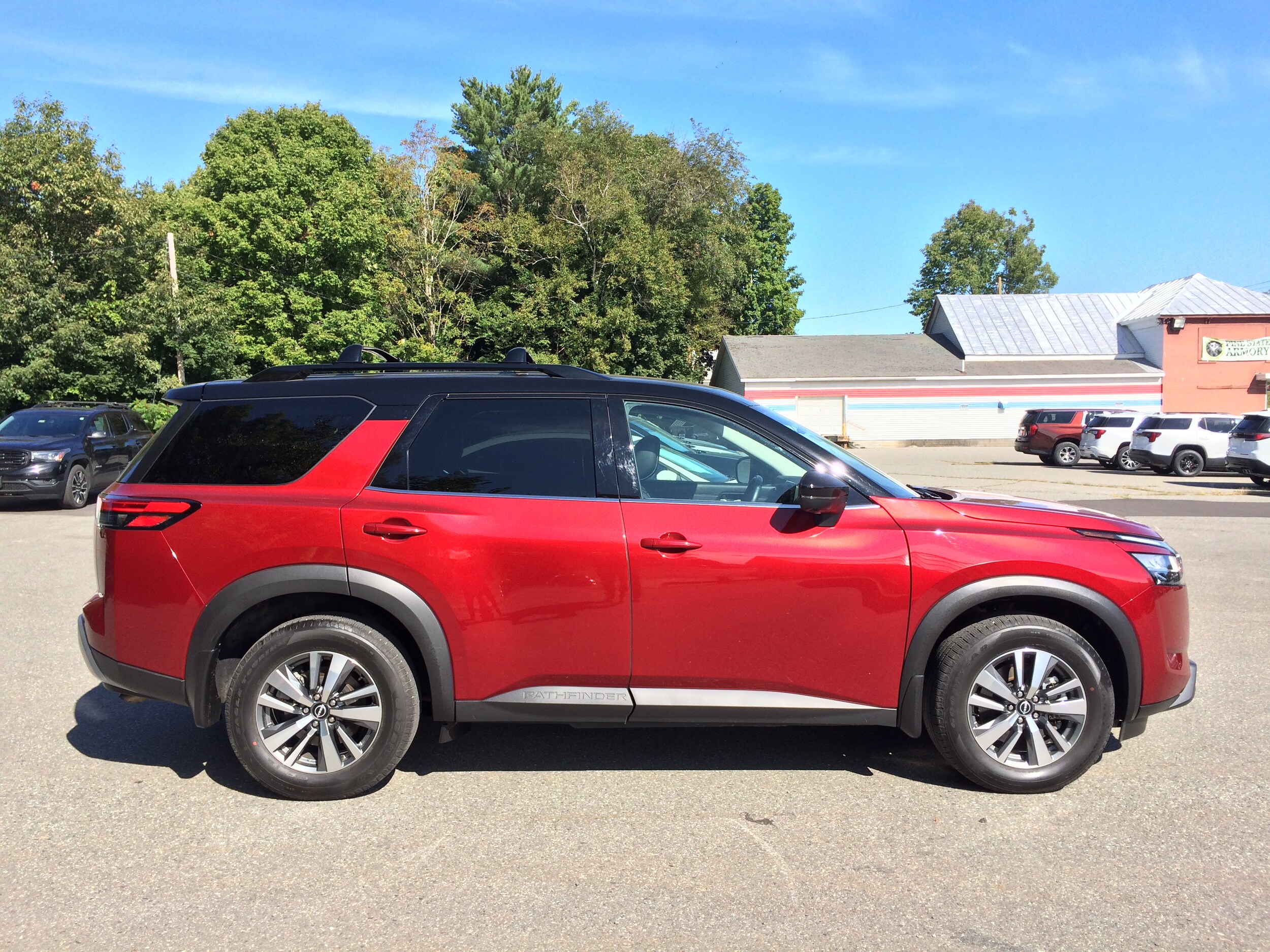 2023 Nissan Pathfinder SL photo 4