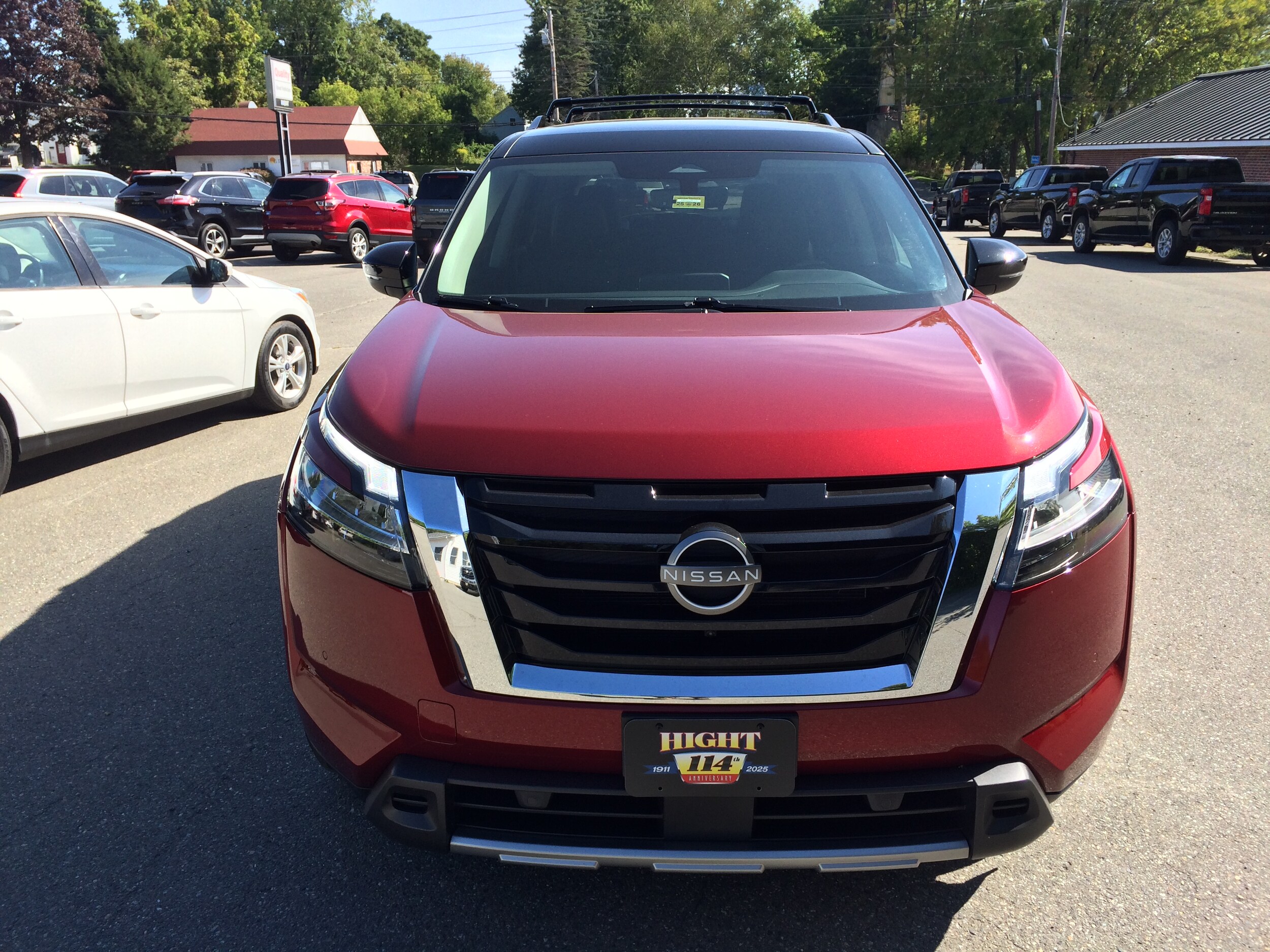 2023 Nissan Pathfinder SL photo 2