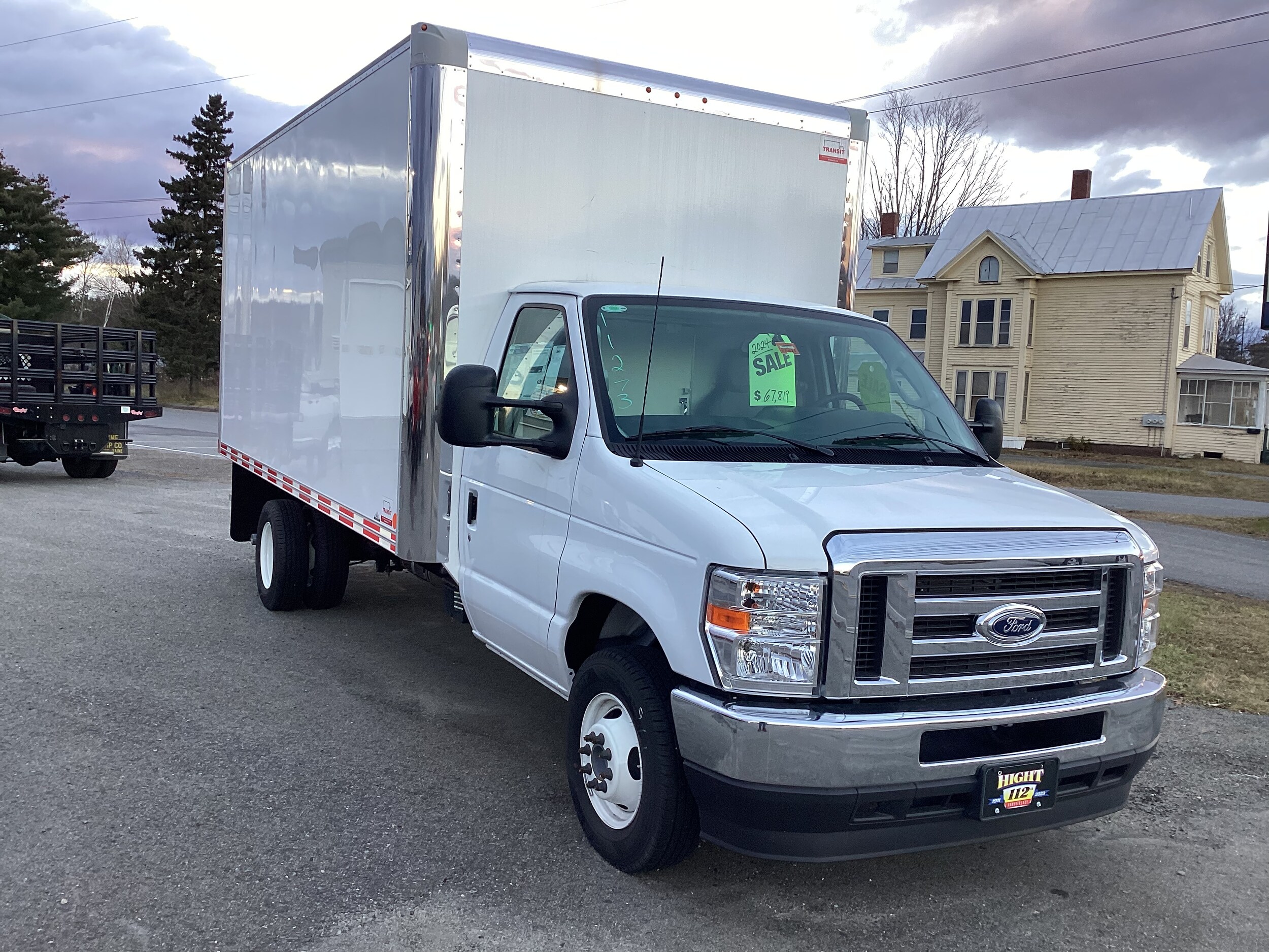 2024 Ford E-450 photo 2