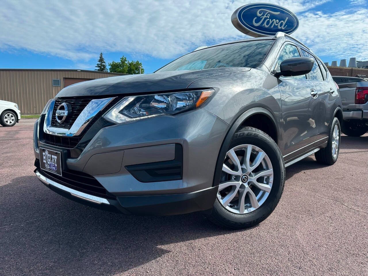 Used 2017 Nissan Rogue SV with VIN KNMAT2MV4HP544324 for sale in Windom, MN