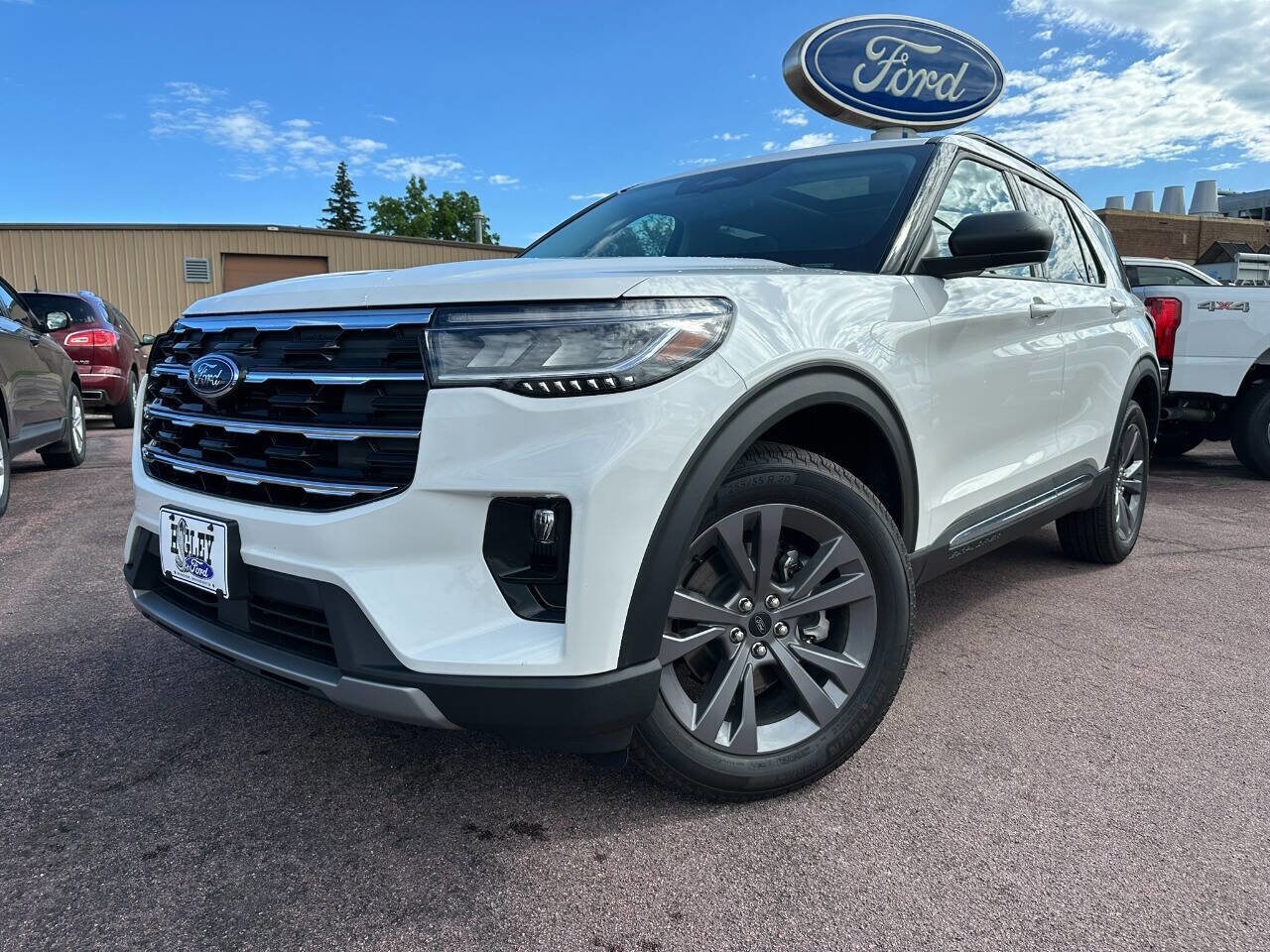 2025 Ford Explorer photo 2