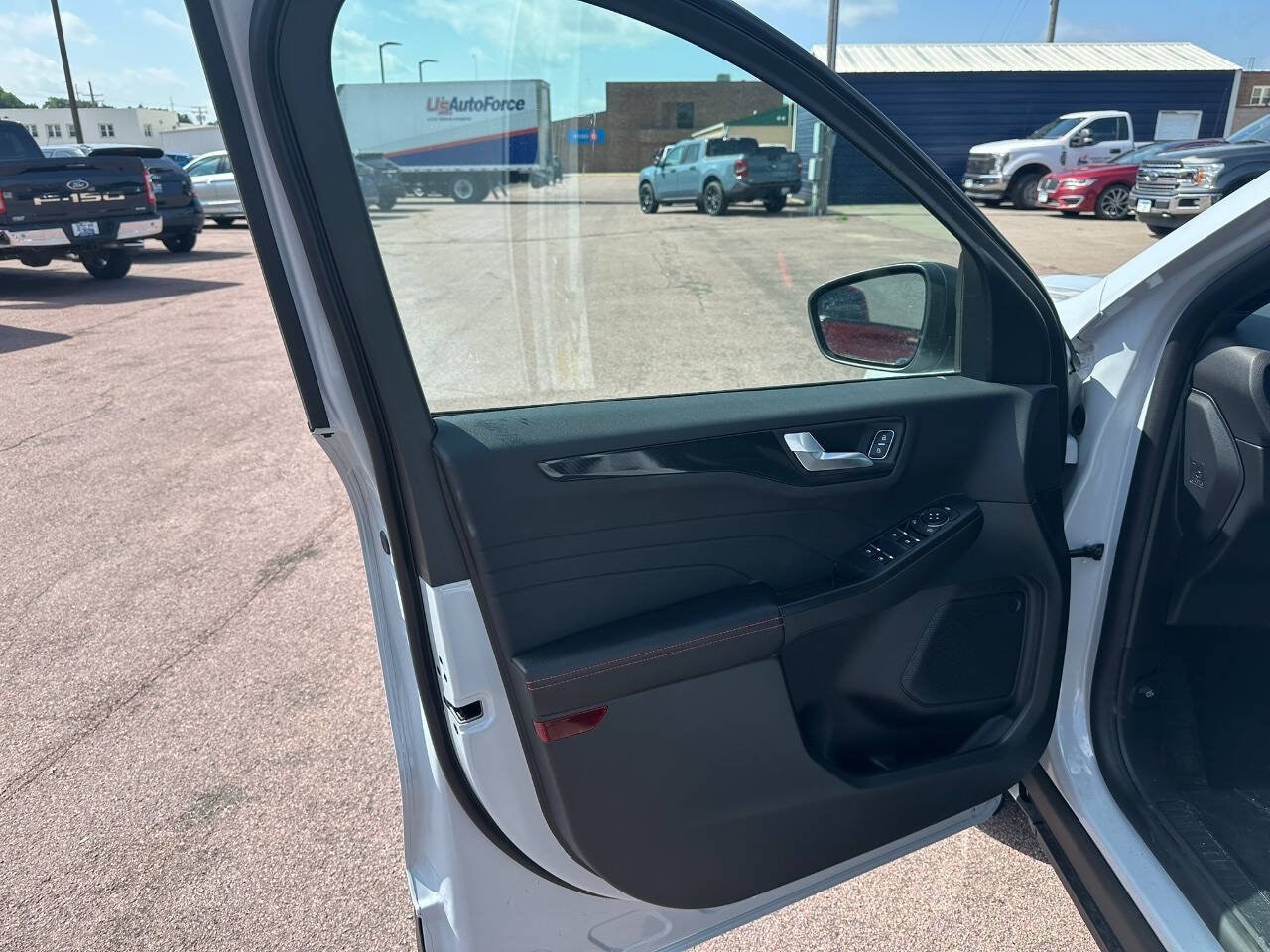 2026 Ford Escape ST-Line - Photo 13
