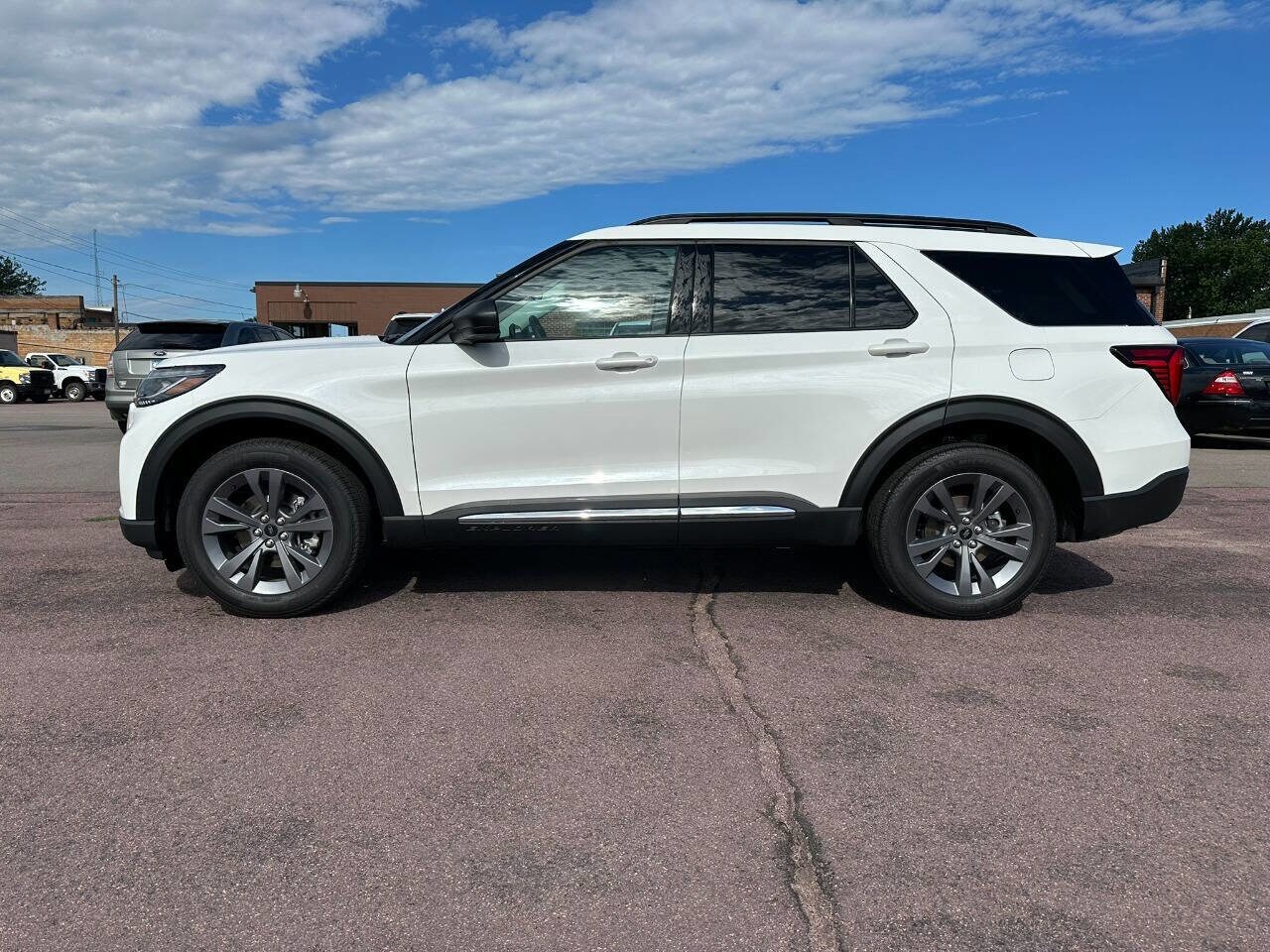 2025 Ford Explorer photo 3